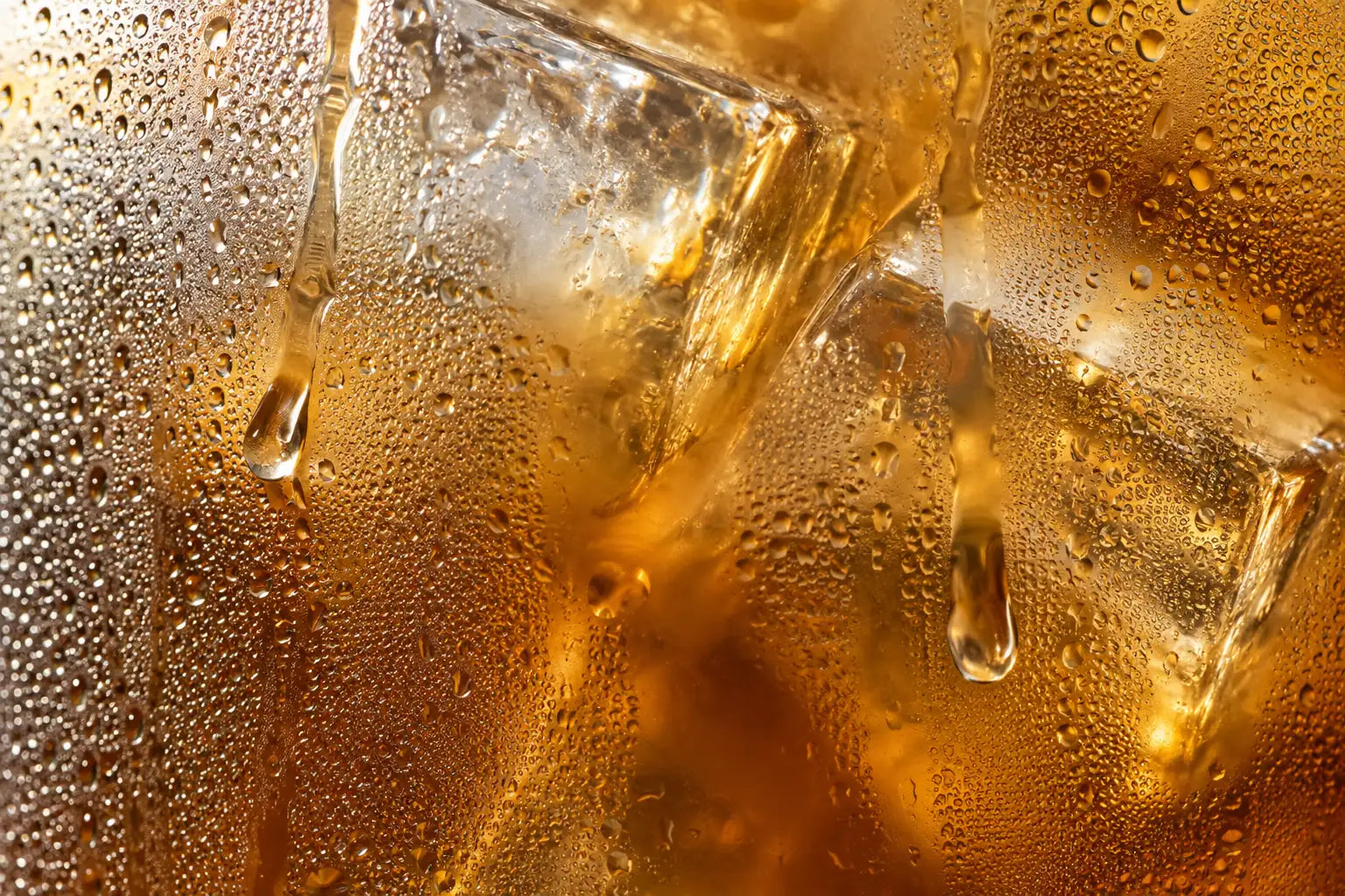 Macro ilustrativa: gotas de condensação num copo gelado de chá mate
