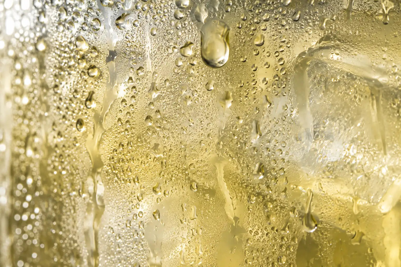 Macro ilustrativa: gotas de condensação num copo gelado de chá verde